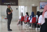 Potret panitia mengarahkan peserta UTBK, (Foto: Dok. Profesi)