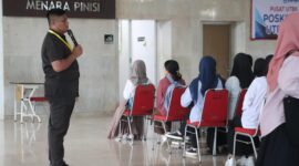 Potret panitia mengarahkan peserta UTBK, (Foto: Dok. Profesi)