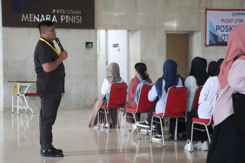 Potret panitia mengarahkan peserta UTBK, (Foto: Dok. Profesi)