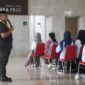 Potret panitia mengarahkan peserta UTBK, (Foto: Dok. Profesi)