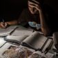 Potret seseorang yang belajar hingga larut,(Foto: Int.)