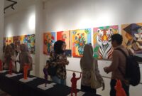 Foto para pengunjung pameran di Galley Collig Pakue, (Foto : Florencya Alnisa Christin)