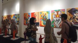 Foto para pengunjung pameran di Galley Collig Pakue, (Foto : Florencya Alnisa Christin)