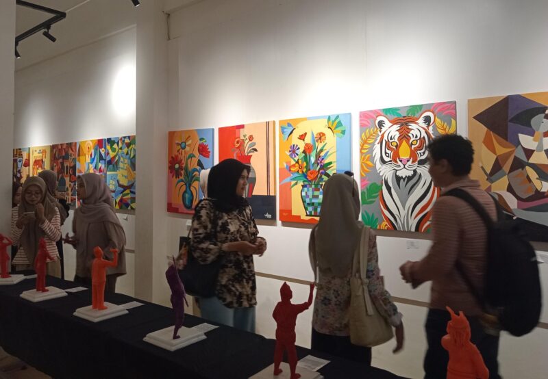 Foto para pengunjung pameran di Galley Collig Pakue, (Foto : Florencya Alnisa Christin)