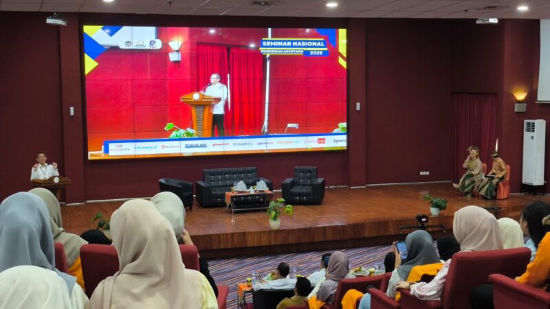 Potret Syahruddin saat sambutan pada kegiatan seminar nasional pendidikan akuntansi. (Foto: Ibnu Qayyum Abdullah)