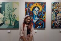 Potret Fidia Shantika di depan karya lukisnya dengan judul "Mallebi", (Foto : Florencya Alnisa Christin