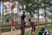 Dokumentasi Mahasiswa Jurusan Matematika pada saat menjalankan pengabdian simpati, (Foto : Ist)