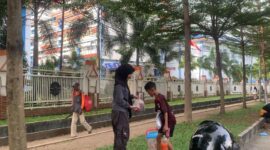 Dokumentasi Mahasiswa Jurusan Matematika pada saat menjalankan pengabdian simpati, (Foto : Ist)