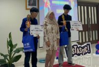 Potret penyerahan penghargaan kepada juara lomba yang diwakilkan oleh panitia perlombaan, (Foto: Ist.)