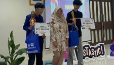 Potret penyerahan penghargaan kepada juara lomba yang diwakilkan oleh panitia perlombaan, (Foto: Ist.)