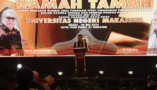 Penyampaian pesan dan kesan agum sebagai wisudawan terbaik,(foto: Dokumentasi Profesi)
