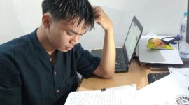 Potret mahasiswa saat dalam tekanan mengerjakan ujian dadakan (Foto : Florencya Alnisa Christin)