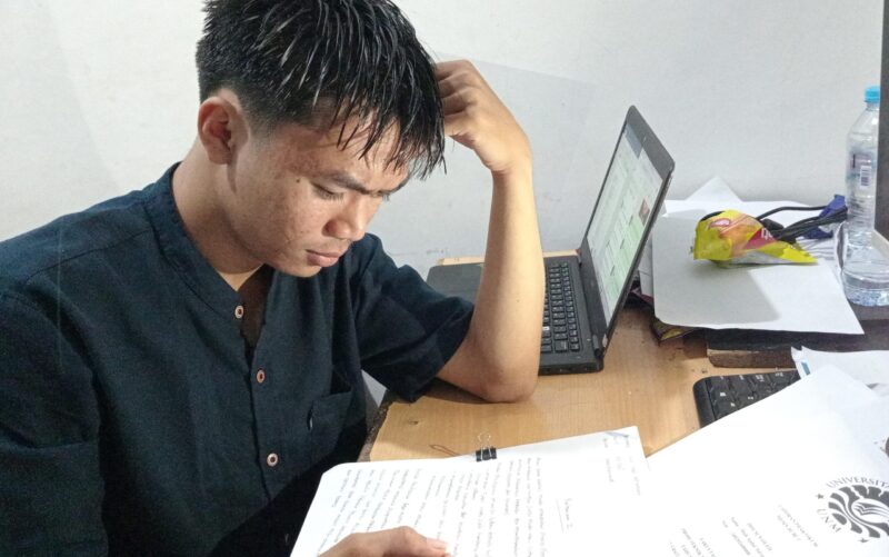 Potret mahasiswa saat dalam tekanan mengerjakan ujian dadakan (Foto : Florencya Alnisa Christin)