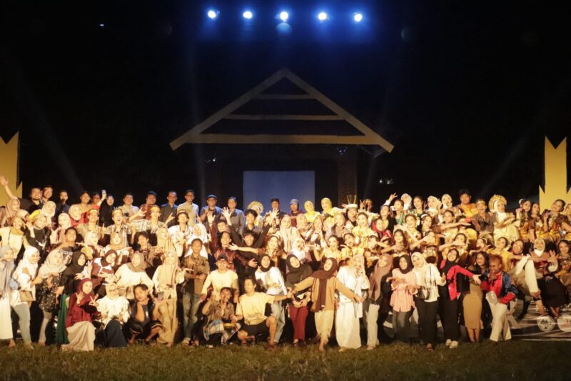 Foto bersama pengurus Aksara FIP UNM (Foto: Dokumentasi profesi)