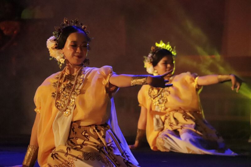 Penampilan Tari Arung Matoa pada milad ke XVI Aksara FIP UNM (Foto: Dokumentasi Profesi)