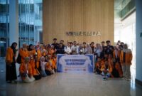 Foto bersama peserta, panitia, dan pihak Kalla Group saat kunjungan di Wisma Kalla, (Foto: Ist.)