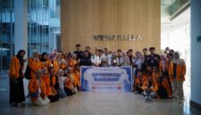 Foto bersama peserta, panitia, dan pihak Kalla Group saat kunjungan di Wisma Kalla, (Foto: Ist.)