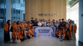 Foto bersama peserta, panitia, dan pihak Kalla Group saat kunjungan di Wisma Kalla, (Foto: Ist.)