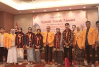 Potret Wisudawan Terbaik Fpsi Periode Mei 2025 bersama Dekan dan Wakil Dekan (Foto : Florencya Alnisa Christin)