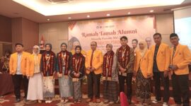 Potret Wisudawan Terbaik Fpsi Periode Mei 2025 bersama Dekan dan Wakil Dekan (Foto : Florencya Alnisa Christin)