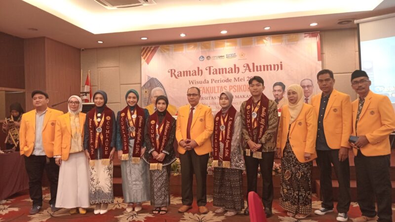 Potret Wisudawan Terbaik Fpsi Periode Mei 2025 bersama Dekan dan Wakil Dekan (Foto : Florencya Alnisa Christin)