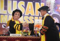 Penyerahan nama nama wisudawan kepada ketua ikatan alumni UNM (Foto: Dok. Profesi)