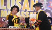 Penyerahan nama nama wisudawan kepada ketua ikatan alumni UNM (Foto: Dok. Profesi)