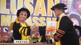 Penyerahan nama nama wisudawan kepada ketua ikatan alumni UNM (Foto: Dok. Profesi)