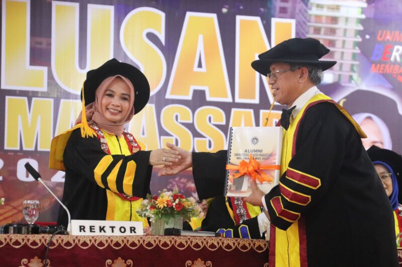 Penyerahan nama nama wisudawan kepada ketua ikatan alumni UNM (Foto: Dok. Profesi)