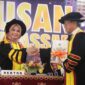 Penyerahan nama nama wisudawan kepada ketua ikatan alumni UNM (Foto: Dok. Profesi)