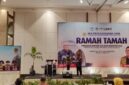 Pemberian daftar nama Wisuda Pascasarjana, (Foto: Firmansyah.)