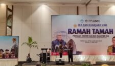 Pemberian daftar nama Wisuda Pascasarjana, (Foto: Firmansyah.)