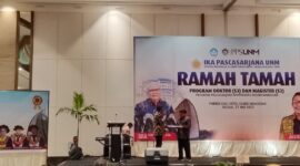 Pemberian daftar nama Wisuda Pascasarjana, (Foto: Firmansyah.)