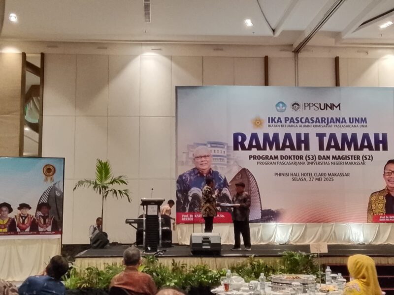 Pemberian daftar nama Wisuda Pascasarjana, (Foto: Firmansyah.)