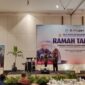 Pemberian daftar nama Wisuda Pascasarjana, (Foto: Firmansyah.)