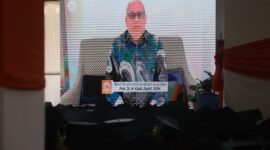 Potret Karta Jayadi memberikan sambutan virtual kepada wisudawan, (Foto: Dok. Profesi)