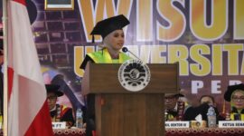Potret Elma Amalia Bahar dalam pidatonya sebagai wisudawan terbaik universitas, (Foto: Dok. Profesi.)