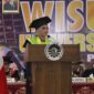 Potret Elma Amalia Bahar dalam pidatonya sebagai wisudawan terbaik universitas, (Foto: Dok. Profesi.)