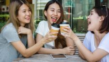 Ilustrasi orang sefrekuensi yang sedang ngopi dan bercanda bersama, (Foto: Int)