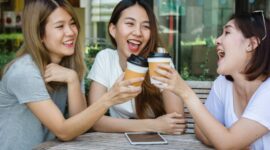 Ilustrasi orang sefrekuensi yang sedang ngopi dan bercanda bersama, (Foto: Int)