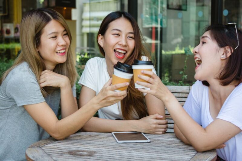 Ilustrasi orang sefrekuensi yang sedang ngopi dan bercanda bersama, (Foto: Int)