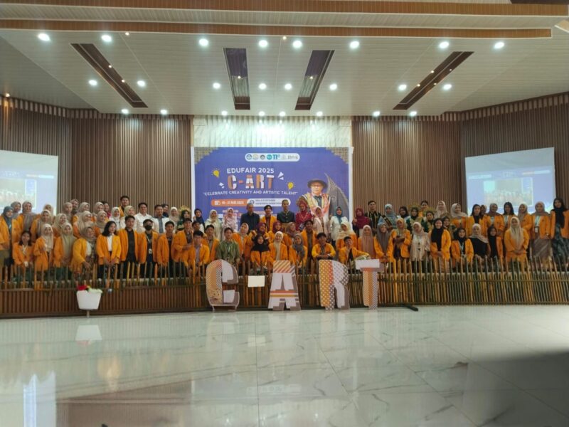 Foto Panitia dan Dosen dalam Kegiatan Edufair 2025, (Foto: Ist.)
