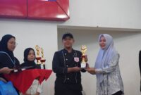 Suasana penyerahan piala kepada pemenang juara, (Foto: Dok. Profesi)