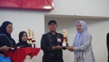 Suasana penyerahan piala kepada pemenang juara, (Foto: Dok. Profesi)