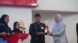 Suasana penyerahan piala kepada pemenang juara, (Foto: Dok. Profesi)