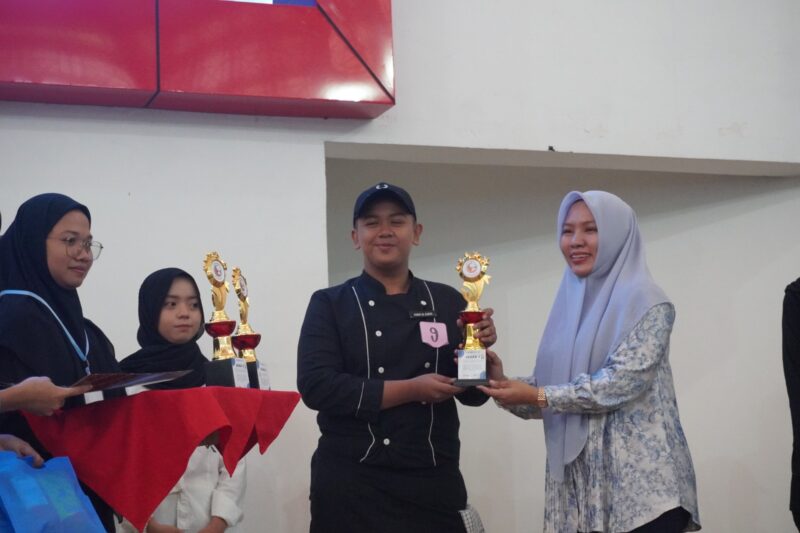 Suasana penyerahan piala kepada pemenang juara, (Foto: Dok. Profesi)