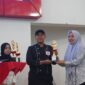 Suasana penyerahan piala kepada pemenang juara, (Foto: Dok. Profesi)