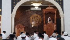 Khutbah Jumat oleh Syekh Ahmad bin Isa Al-Hazimiy di Masjid Nurul Ilmi UNM, (Foto: Muhammad Nasruddin)