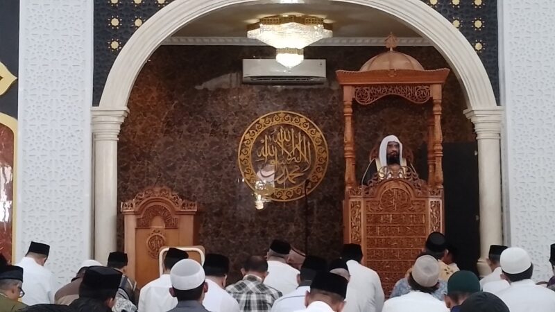 Khutbah Jumat oleh Syekh Ahmad bin Isa Al-Hazimiy di Masjid Nurul Ilmi UNM, (Foto: Muhammad Nasruddin)