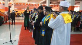 Suasana pembacaan sumpah guru oleh seluruh wisudawan, (Foto: Dok. Profesi.)